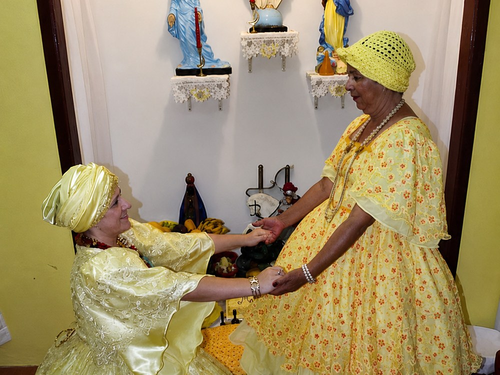 Mãe Kauana em momento de saudação ritual